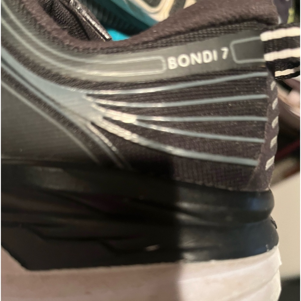 HOKA women’s Bondi size 7 Medium black